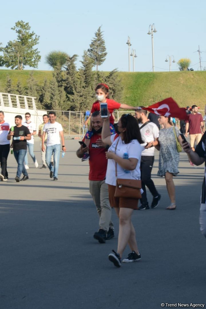Fans preparing to watch Turkey vs Wales football match at Baku Olympic Stadium (PHOTO)