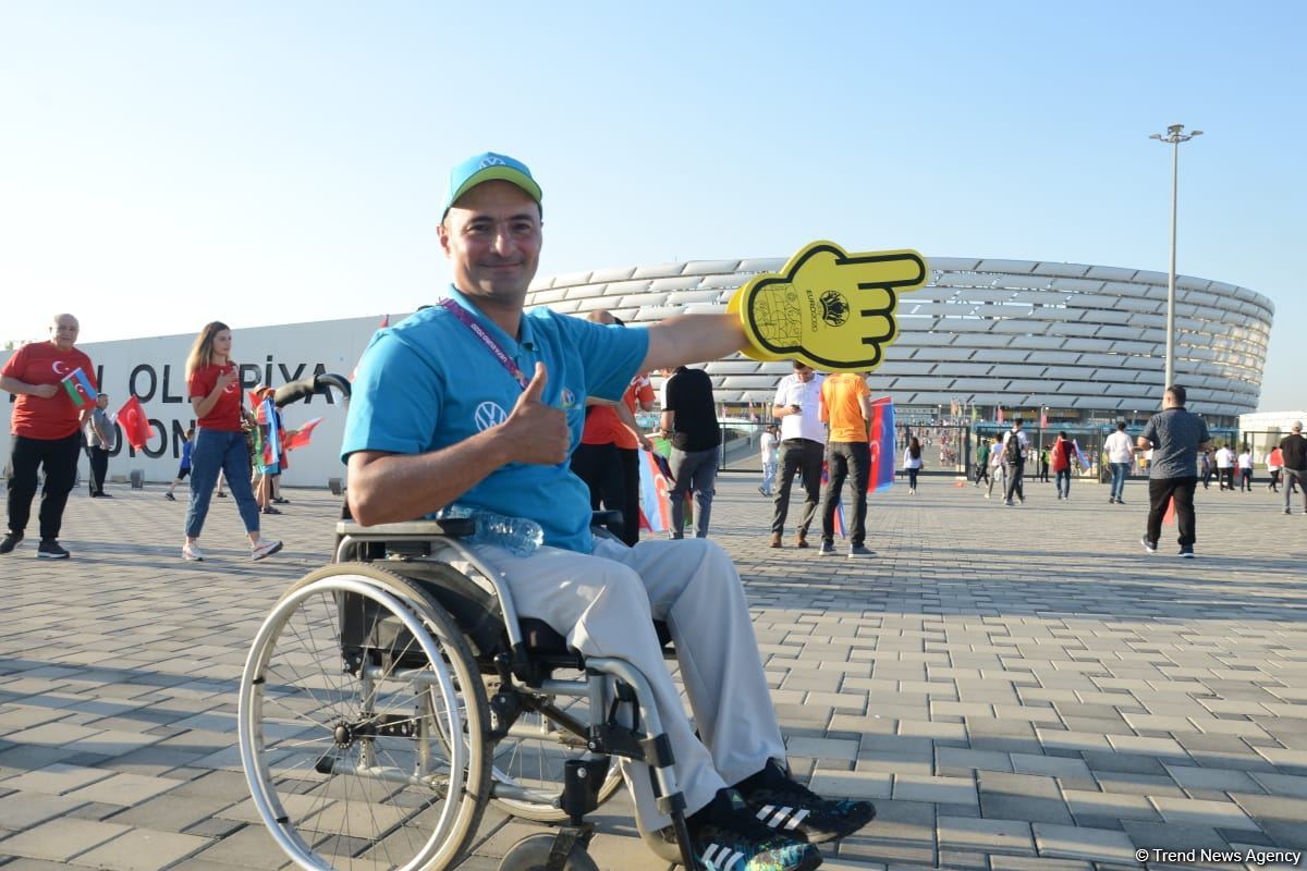 Fans preparing to watch Turkey vs Wales football match at Baku Olympic Stadium (PHOTO)