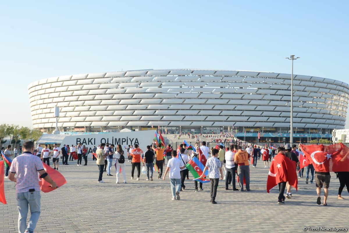Fans preparing to watch Turkey vs Wales football match at Baku Olympic Stadium (PHOTO)