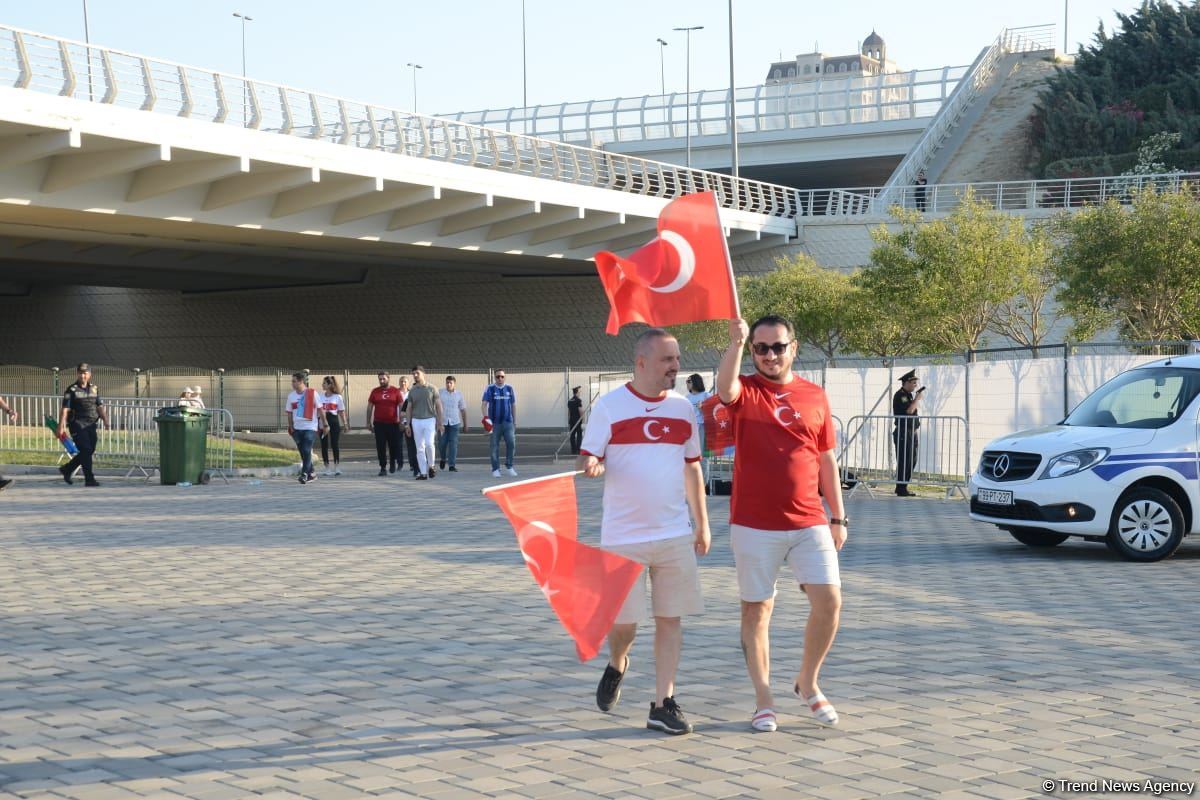 Fans preparing to watch Turkey vs Wales football match at Baku Olympic Stadium (PHOTO)