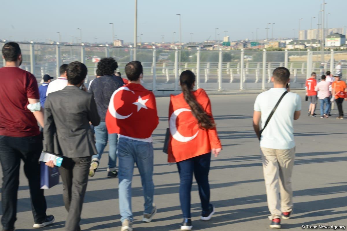 Fans preparing to watch Turkey vs Wales football match at Baku Olympic Stadium (PHOTO)