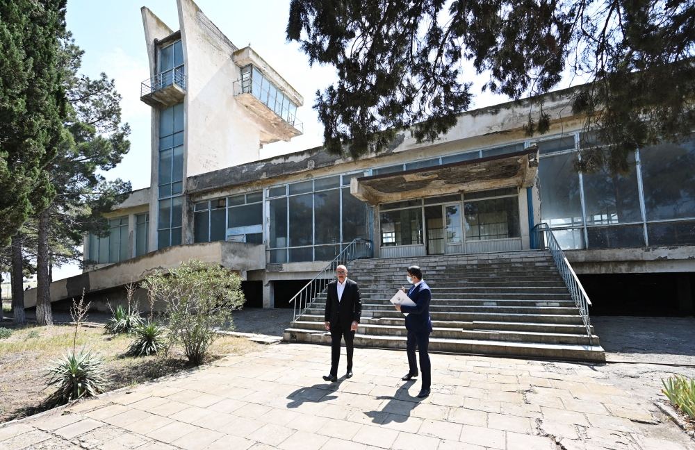 President Ilham Aliyev views Naftalan City Airport (PHOTO)