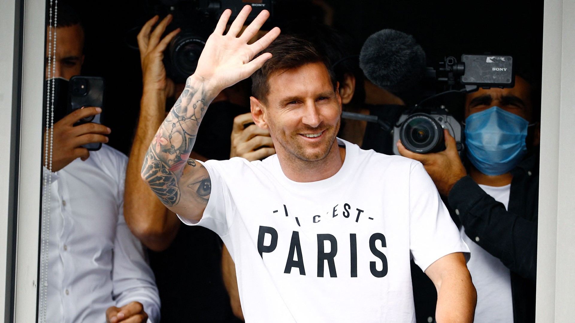 Lionel Messi signs contract with Paris Saint-Germain
