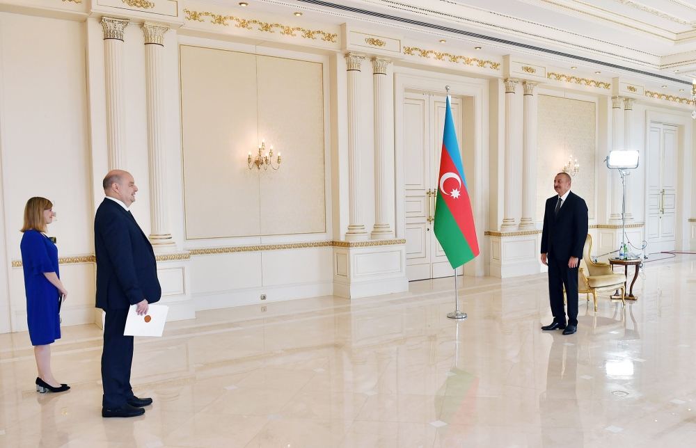 President Ilham Aliyev receives credentials of incoming Belgian ambassador (PHOTO)