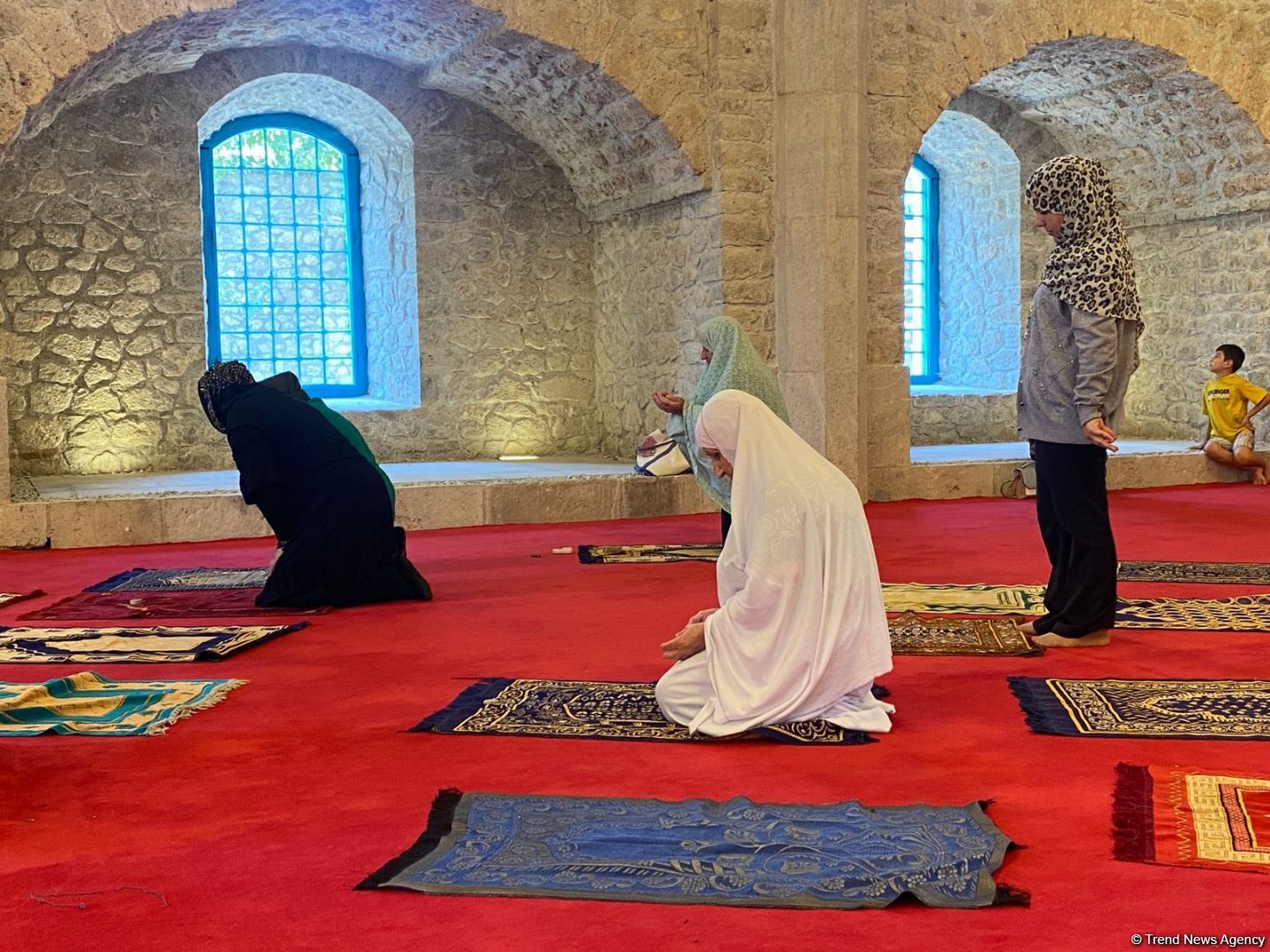 Natives of Azerbaijan's Shusha perform prayer at Govhar Agha mosque (PHOTO)