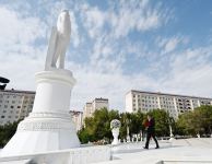 President Ilham Aliyev visits statue of national leader Heydar Aliyev in Sumgayit (PHOTO)