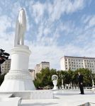 President Ilham Aliyev visits statue of national leader Heydar Aliyev in Sumgayit (PHOTO)