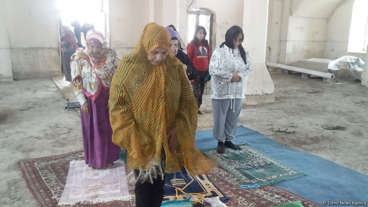 Residents of Azerbaijan’s liberated Aghdam district visit Aghdam Juma Mosque (PHOTO)
