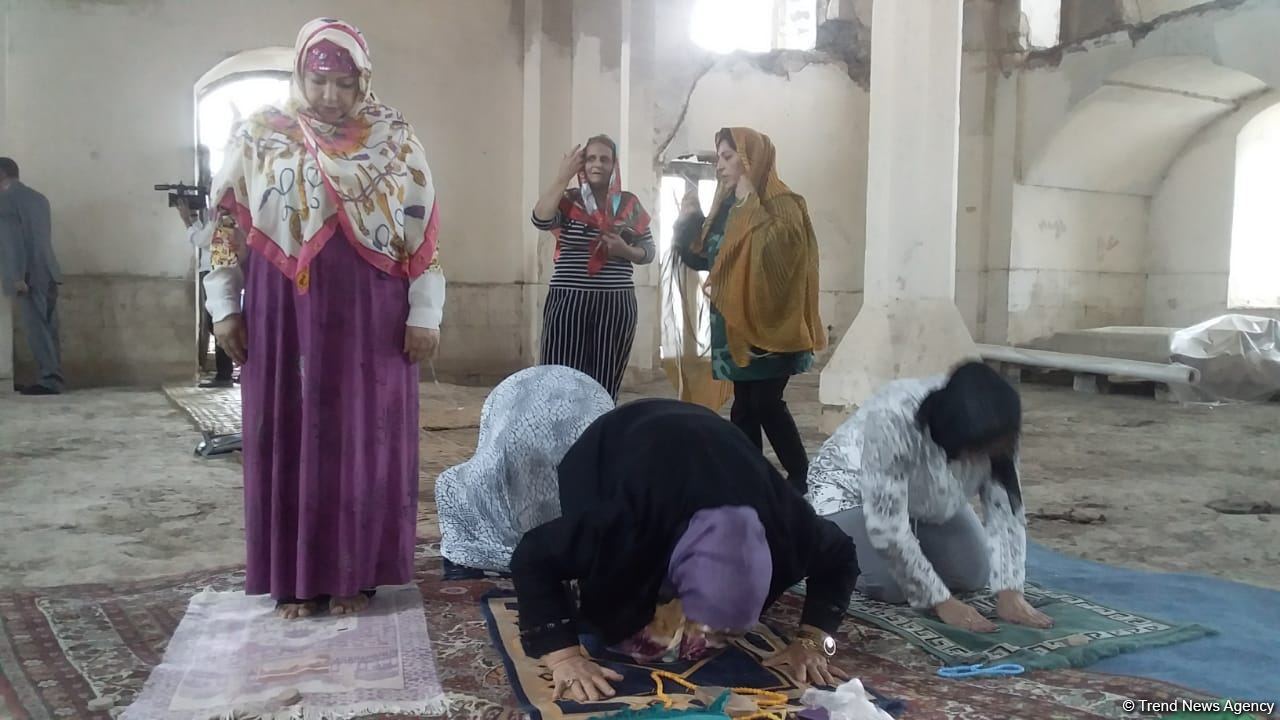 Residents of Azerbaijan’s liberated Aghdam district visit Aghdam Juma Mosque (PHOTO)