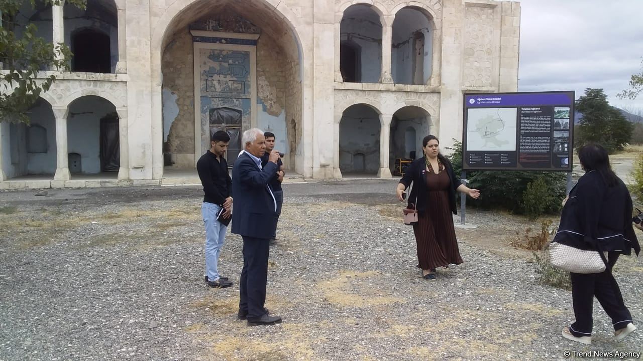 Residents of Azerbaijan’s liberated Aghdam district visit Aghdam Juma Mosque (PHOTO)