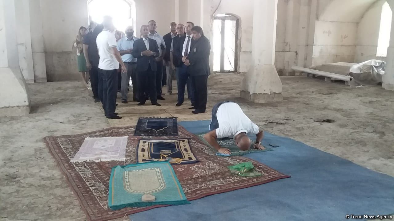 Residents of Azerbaijan’s liberated Aghdam district visit Aghdam Juma Mosque (PHOTO)