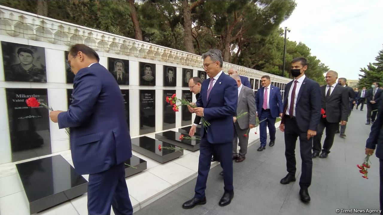 Economy, trade ministers from Turkic Council states visit Martyrs' Alley in Baku (PHOTO)