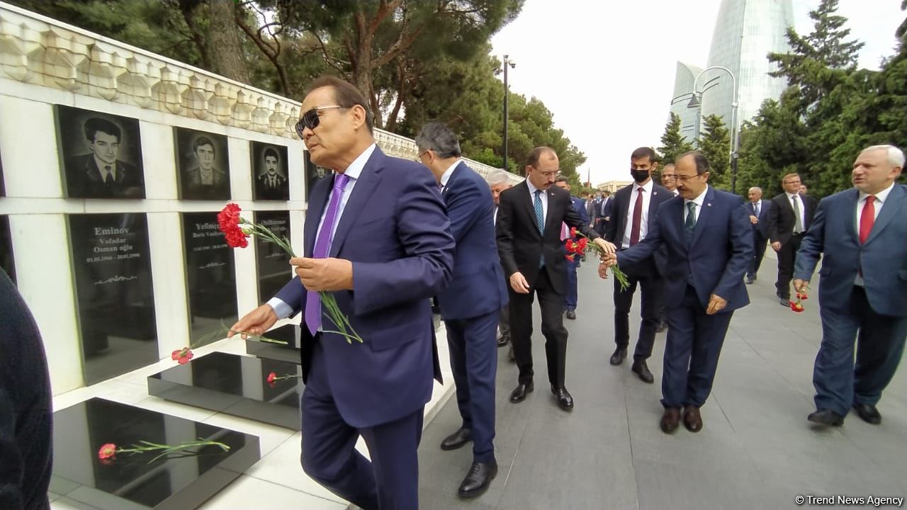 Economy, trade ministers from Turkic Council states visit Martyrs' Alley in Baku (PHOTO)