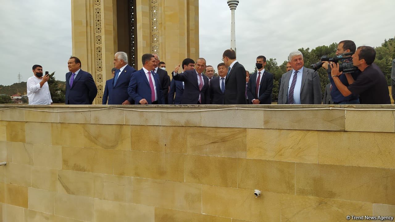 Economy, trade ministers from Turkic Council states visit Martyrs' Alley in Baku (PHOTO)