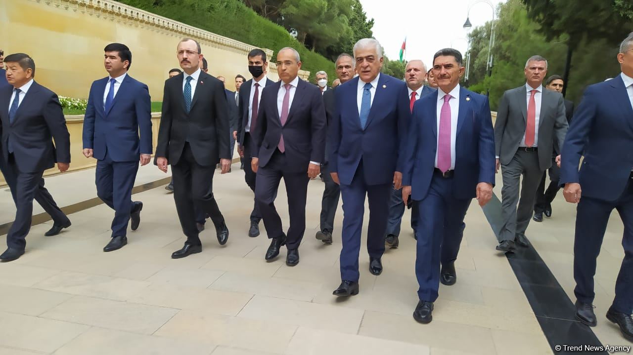 Economy, trade ministers from Turkic Council states visit Martyrs' Alley in Baku (PHOTO)
