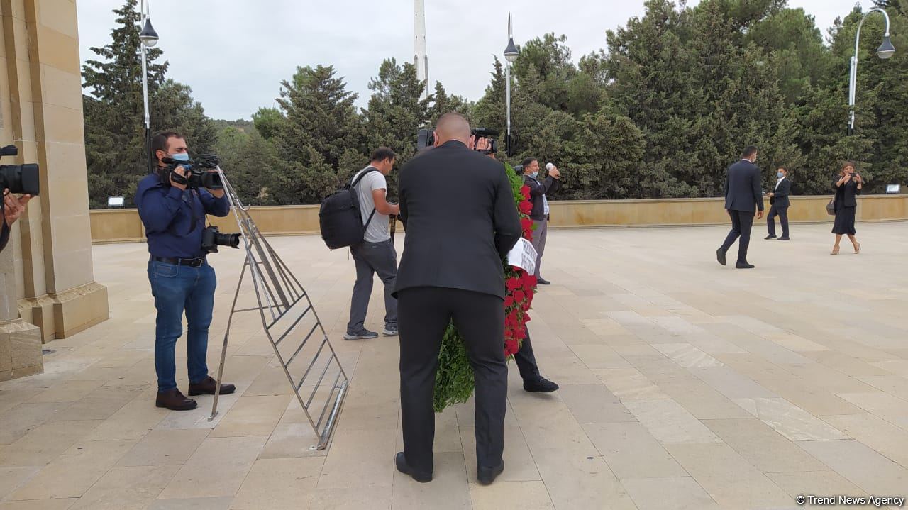 Economy, trade ministers from Turkic Council states visit Martyrs' Alley in Baku (PHOTO)