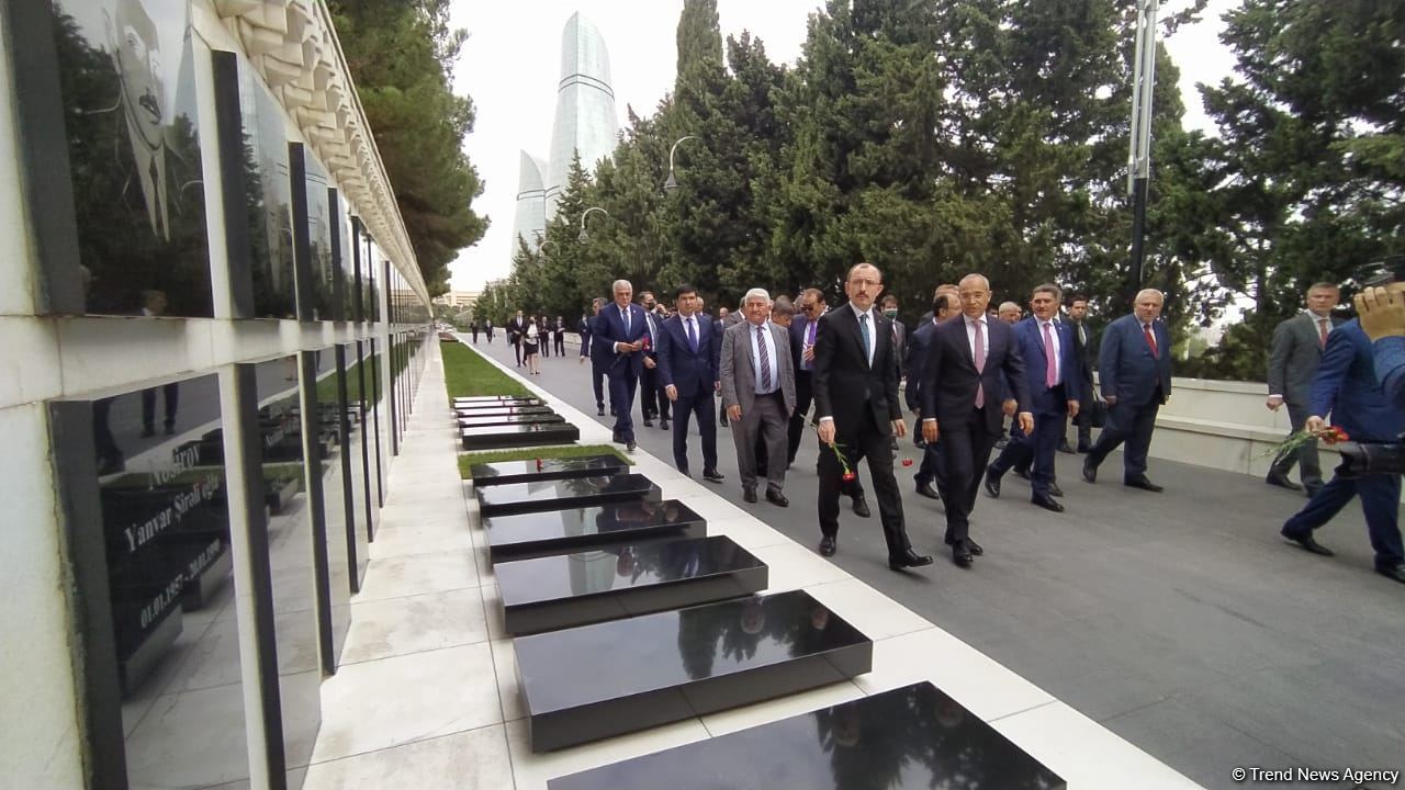 Economy, trade ministers from Turkic Council states visit Martyrs' Alley in Baku (PHOTO)