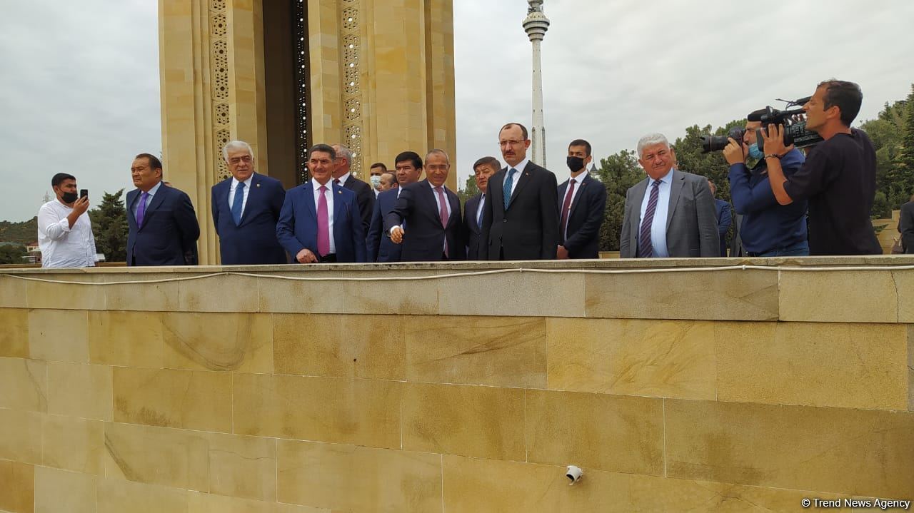 Economy, trade ministers from Turkic Council states visit Martyrs' Alley in Baku (PHOTO)
