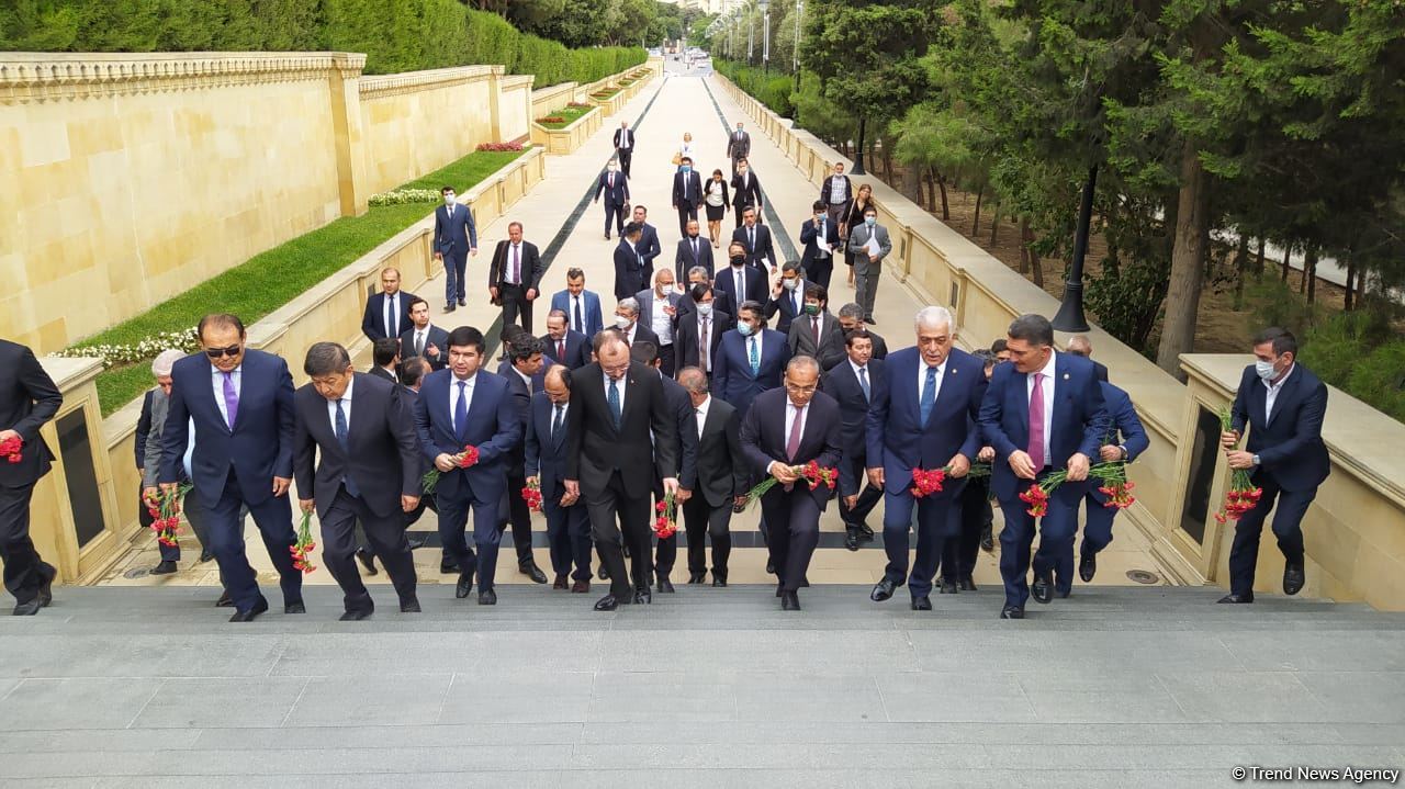 Economy, trade ministers from Turkic Council states visit Martyrs' Alley in Baku (PHOTO)