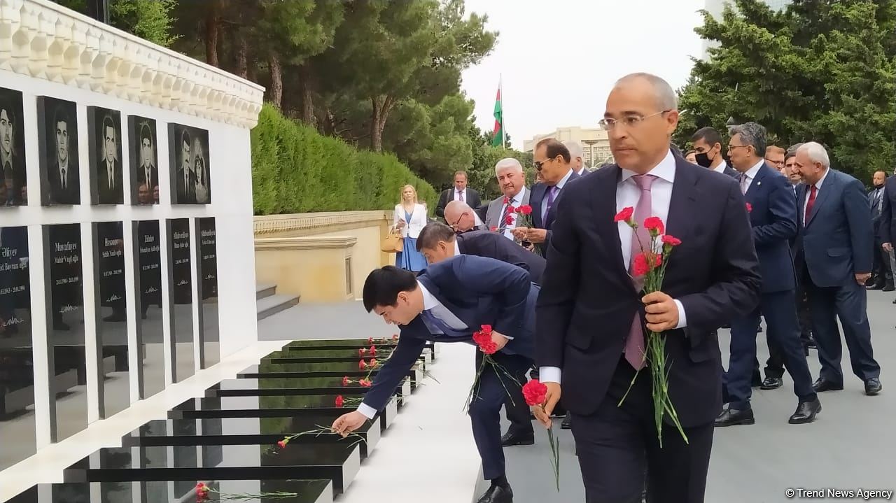 Economy, trade ministers from Turkic Council states visit Martyrs' Alley in Baku (PHOTO)