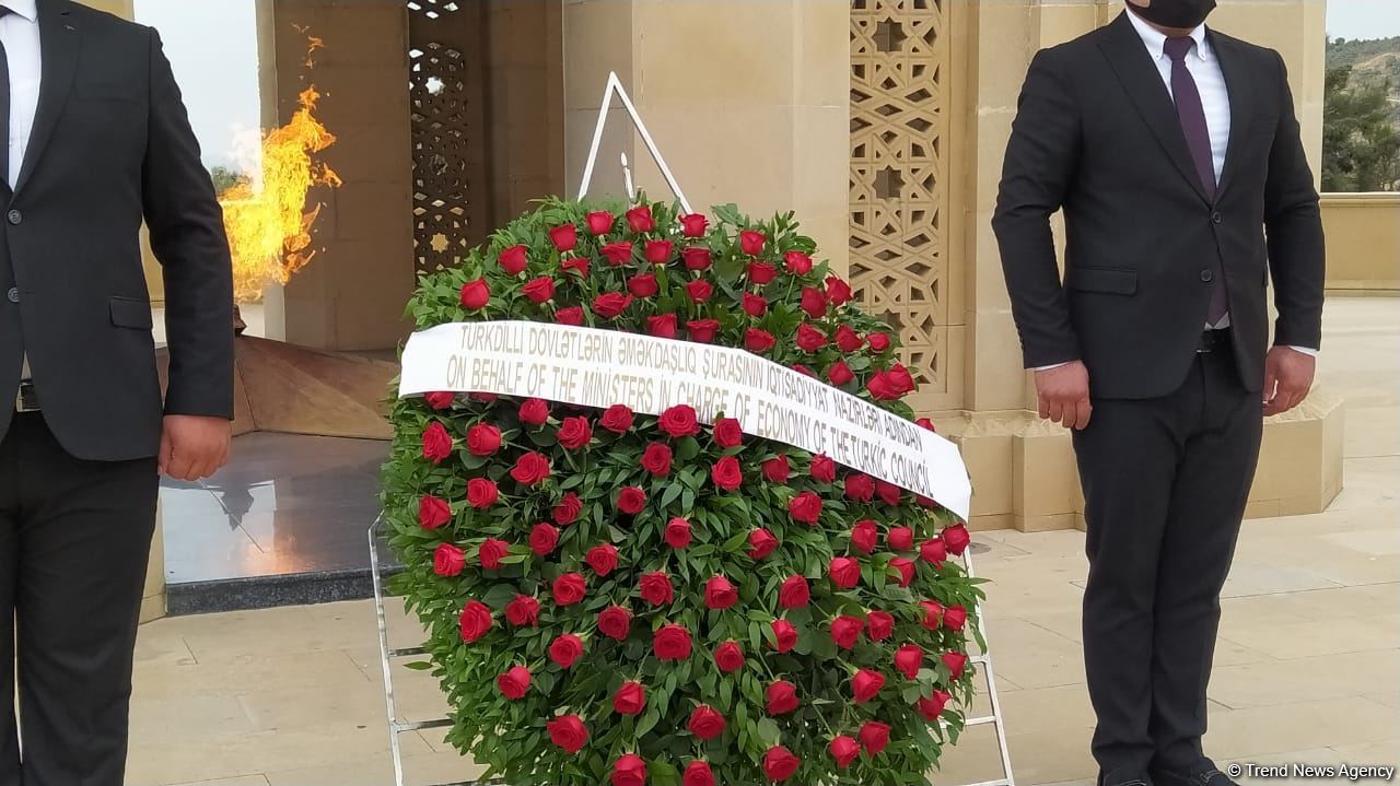 Economy, trade ministers from Turkic Council states visit Martyrs' Alley in Baku (PHOTO)