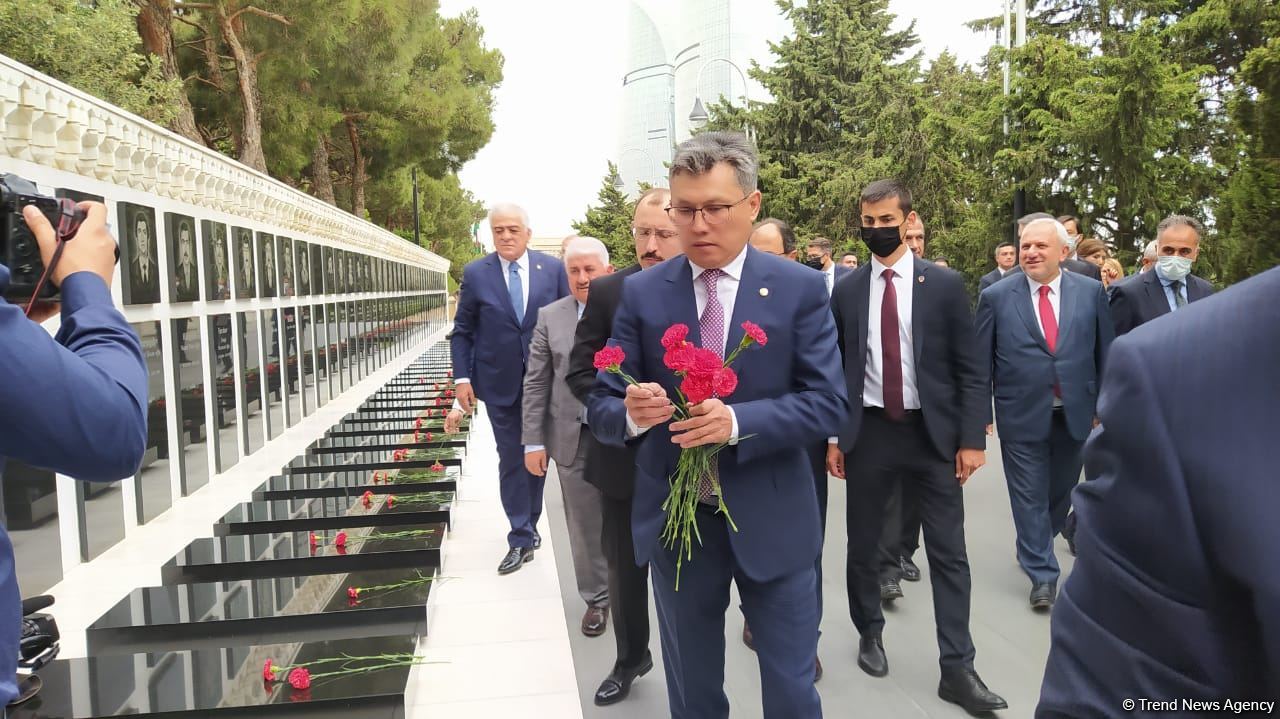 Economy, trade ministers from Turkic Council states visit Martyrs' Alley in Baku (PHOTO)