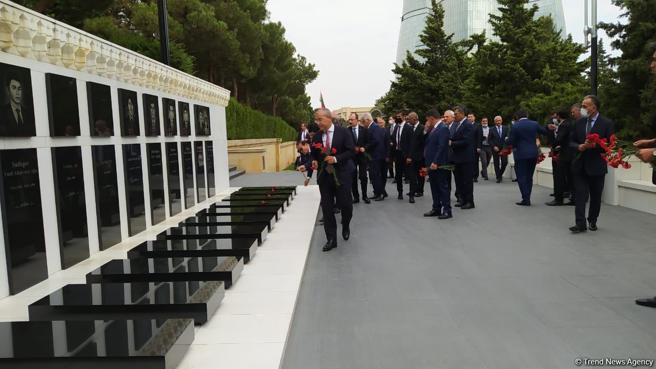 Economy, trade ministers from Turkic Council states visit Martyrs' Alley in Baku (PHOTO)