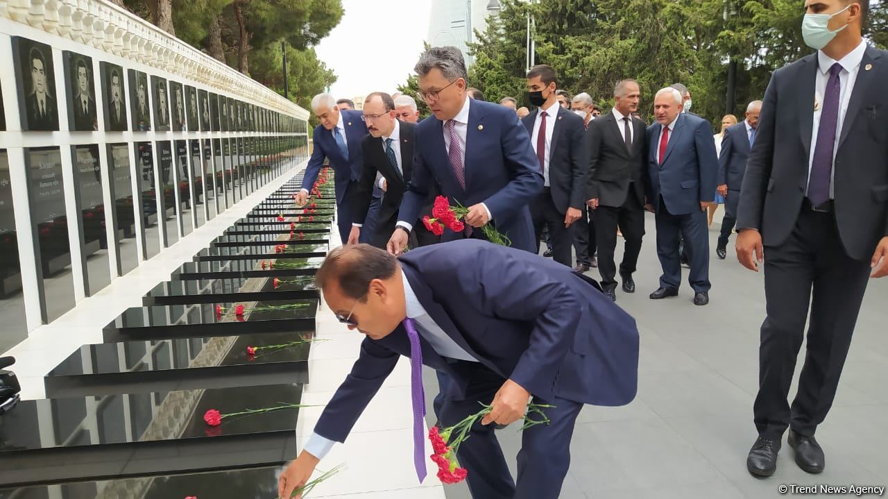 Economy, trade ministers from Turkic Council states visit Martyrs' Alley in Baku (PHOTO)