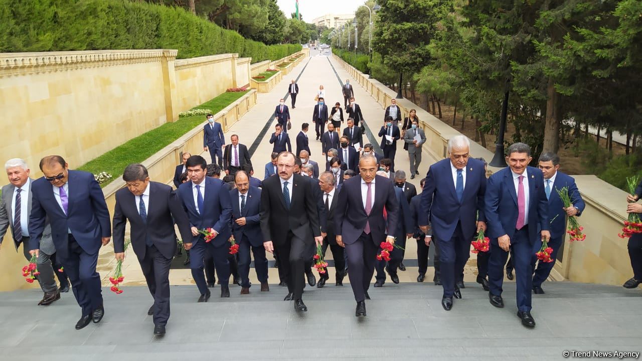 Economy, trade ministers from Turkic Council states visit Martyrs' Alley in Baku (PHOTO)