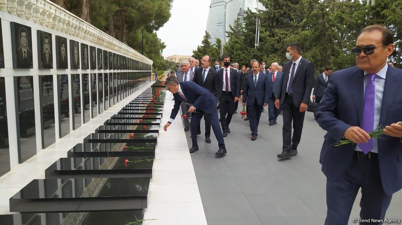Economy, trade ministers from Turkic Council states visit Martyrs' Alley in Baku (PHOTO)