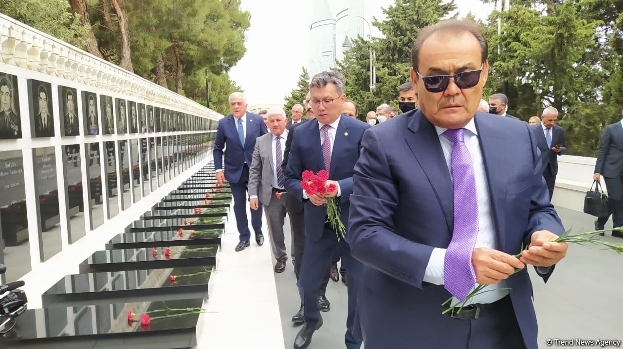 Economy, trade ministers from Turkic Council states visit Martyrs' Alley in Baku (PHOTO)