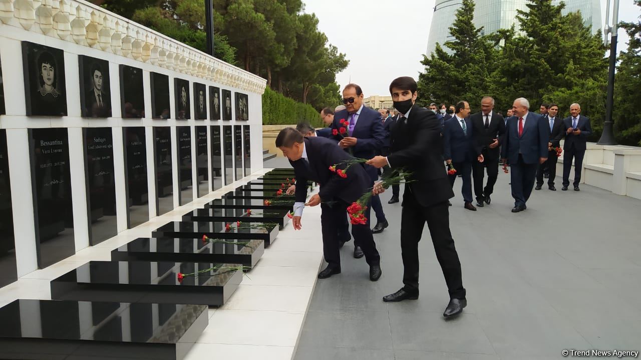 Economy, trade ministers from Turkic Council states visit Martyrs' Alley in Baku (PHOTO)