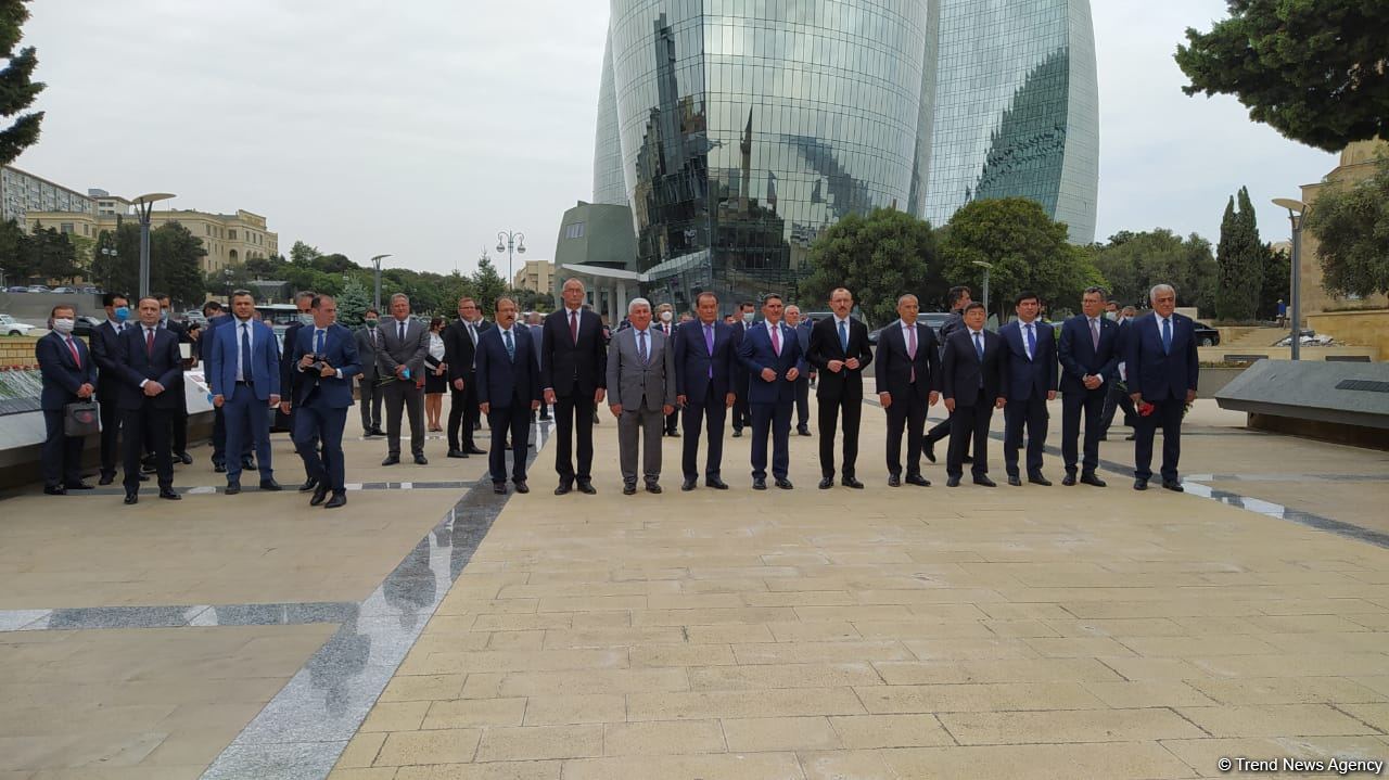 Economy, trade ministers from Turkic Council states visit Martyrs' Alley in Baku (PHOTO)