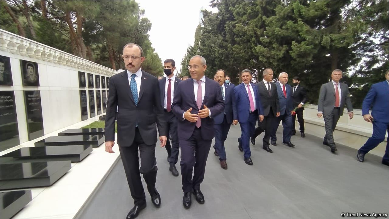 Economy, trade ministers from Turkic Council states visit Martyrs' Alley in Baku (PHOTO)