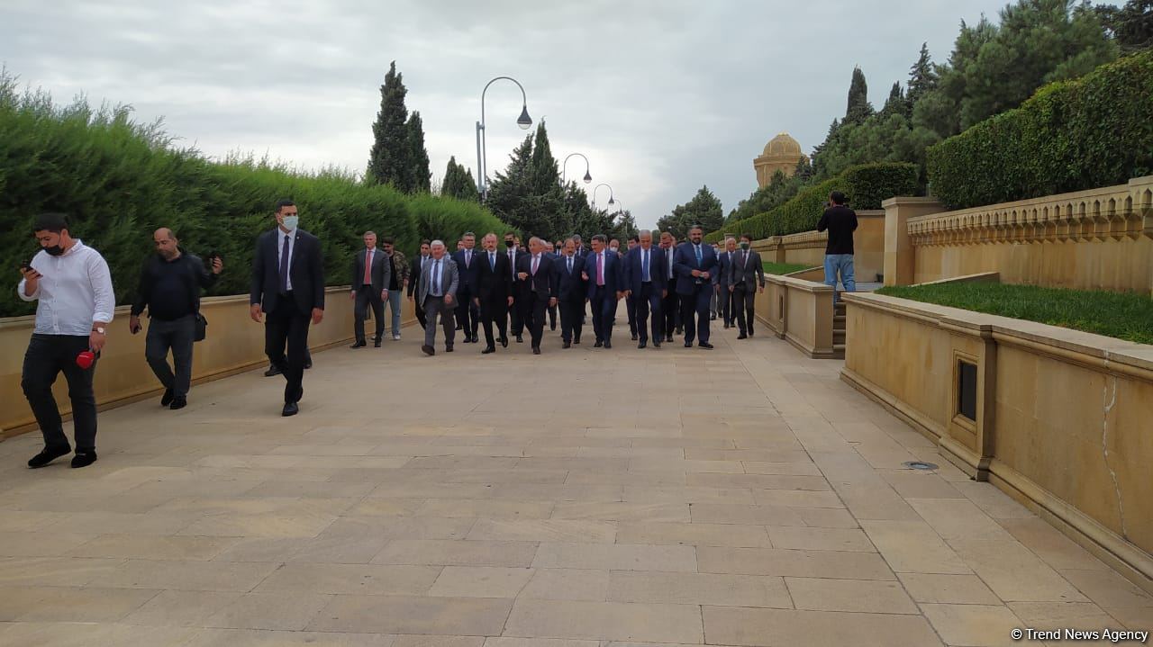 Economy, trade ministers from Turkic Council states visit Martyrs' Alley in Baku (PHOTO)