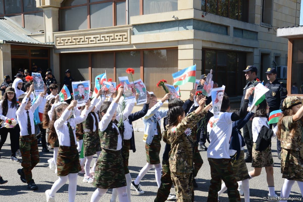 Azerbaijani people paying tribute to memory of martyrs  (PHOTO)