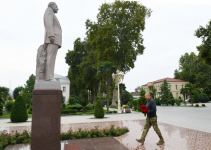 President Ilham Aliyev lays flowers at statue of national leader Heydar Aliyev in Barda (PHOTO)