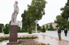 President Ilham Aliyev lays flowers at statue of national leader Heydar Aliyev in Barda (PHOTO)