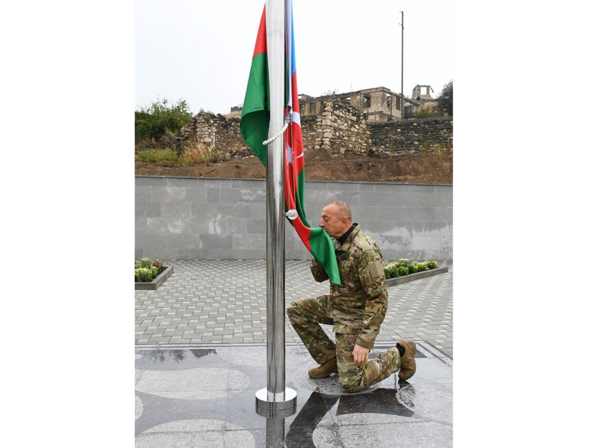 President Ilham Aliyev raises Azerbaijani flag in Talish village of Tartar district (PHOTO)
