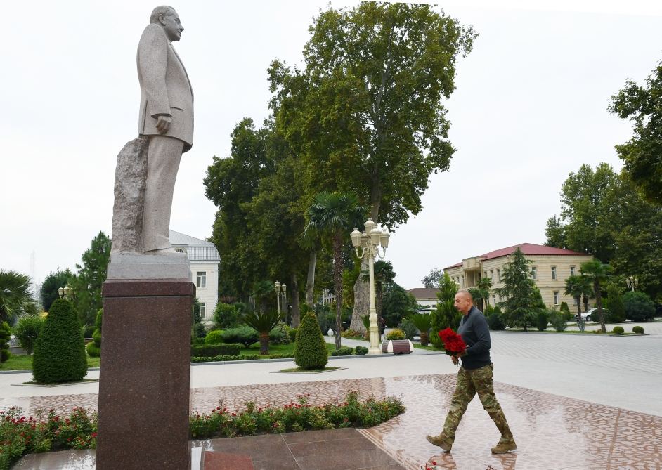 President Ilham Aliyev lays flowers at statue of national leader Heydar Aliyev in Barda (PHOTO)