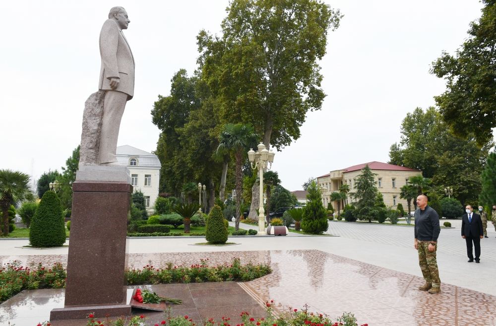 President Ilham Aliyev lays flowers at statue of national leader Heydar Aliyev in Barda (PHOTO)