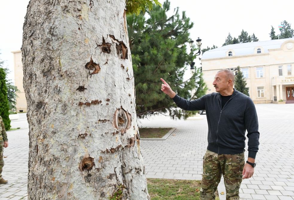 President Ilham Aliyev views conditions created in new house built on site of one destroyed in Tartar as result of Armenian armed forces’ missile attacks (PHOTO)