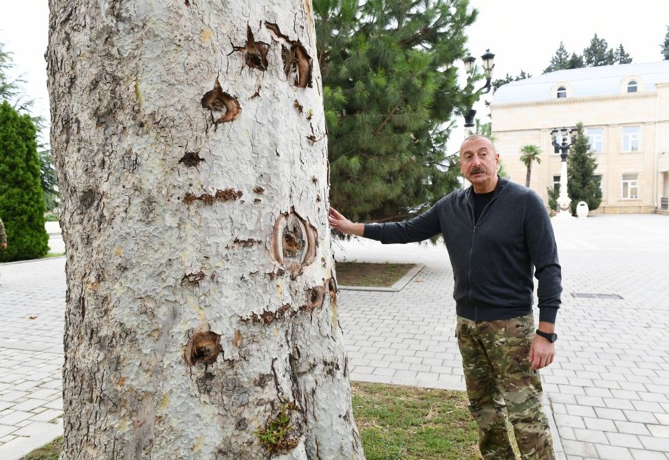 President Ilham Aliyev views conditions created in new house built on site of one destroyed in Tartar as result of Armenian armed forces’ missile attacks (PHOTO)