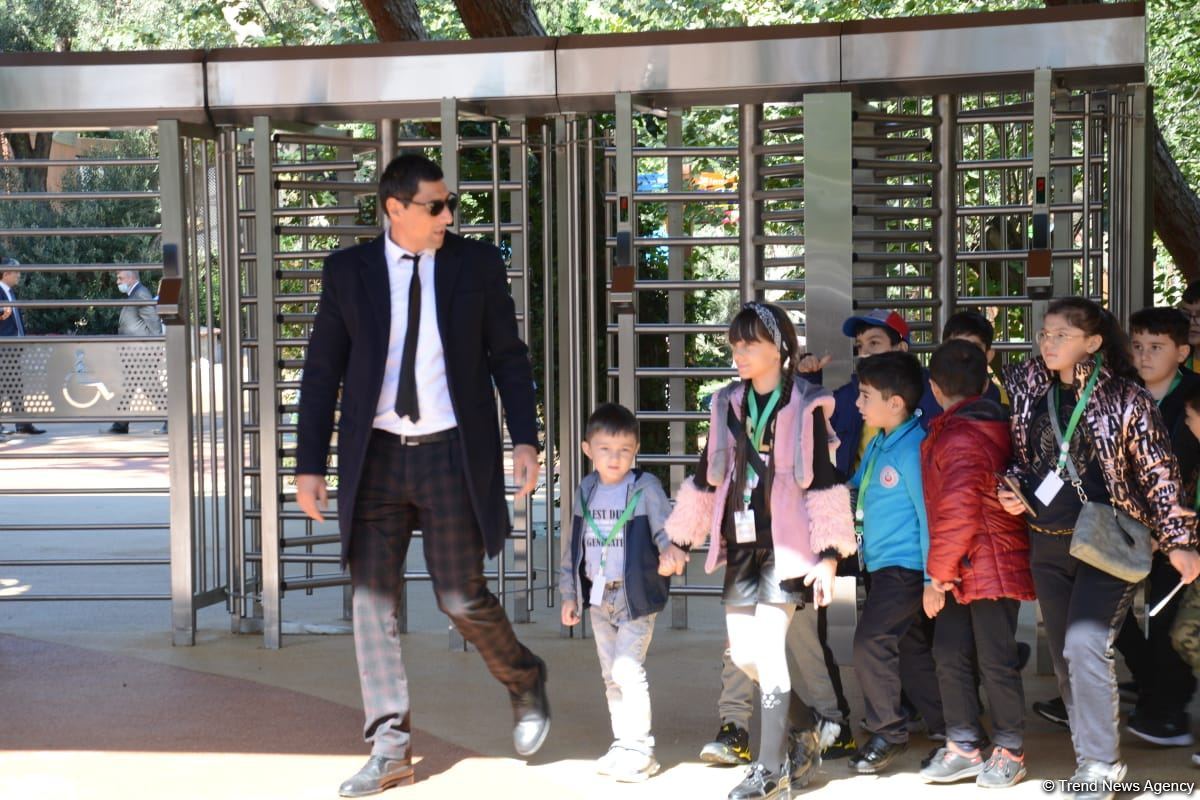Children of martyrs and from orphanages become first visitors of Baku Zoo (PHOTO)