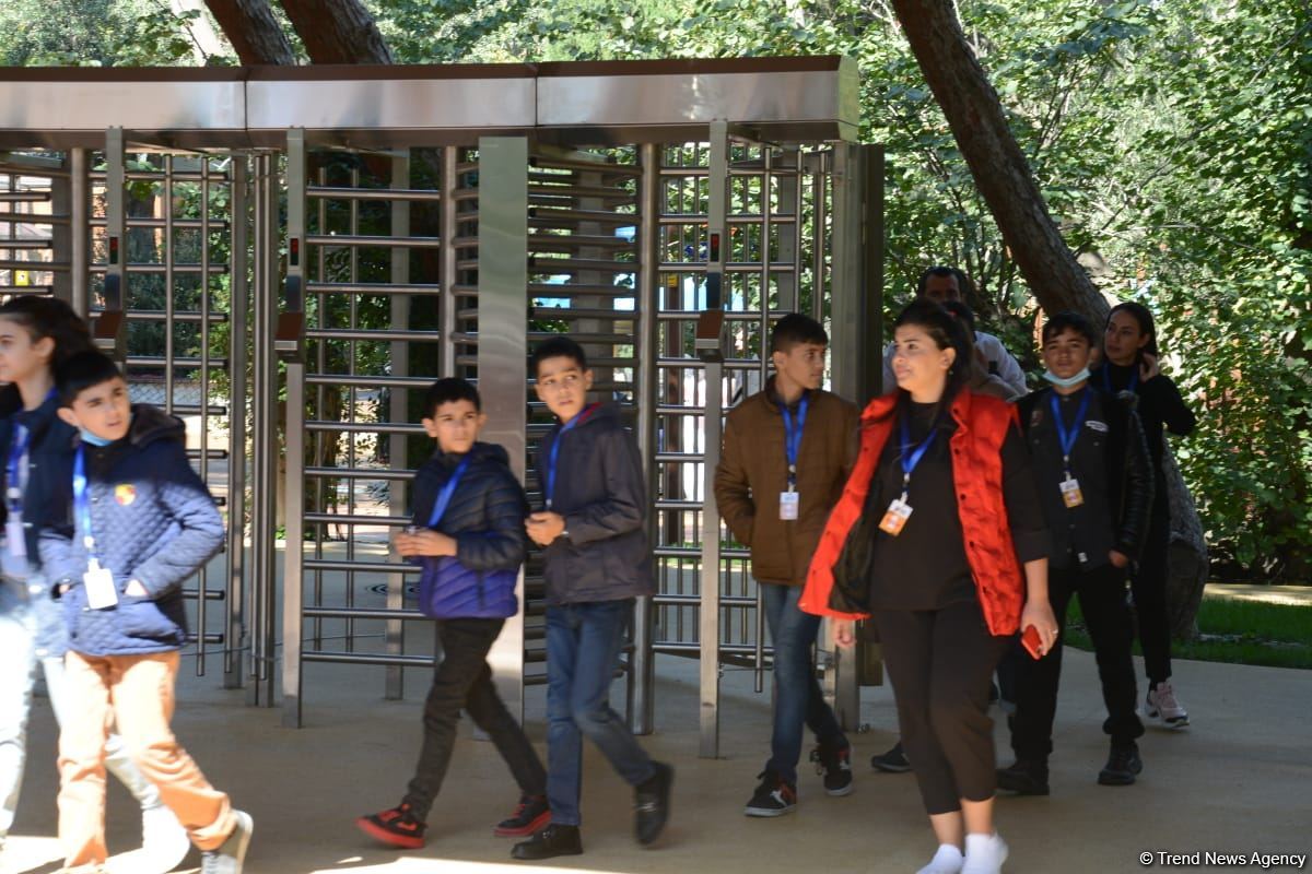 Children of martyrs and from orphanages become first visitors of Baku Zoo (PHOTO)