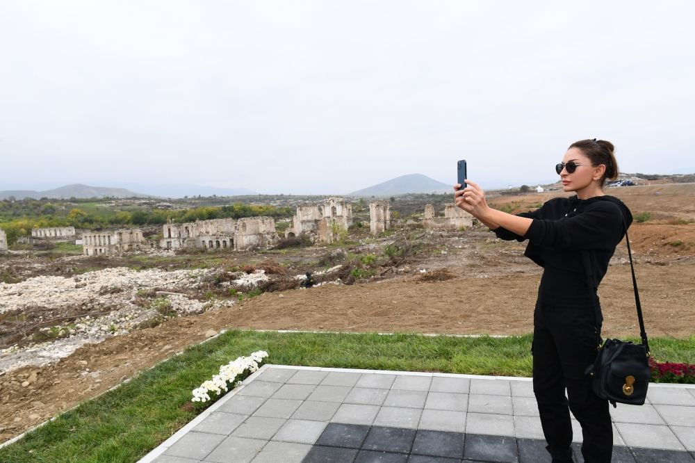 President Ilham Aliyev and First Lady Mehriban Aliyeva meet with members of general public of Fuzuli, lay foundation stone for Memorial Complex and for restoration of city (PHOTO)