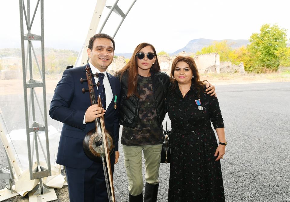 President Ilham Aliyev and First Lady Mehriban Aliyeva meet with members of Zangilan general public (PHOTO)