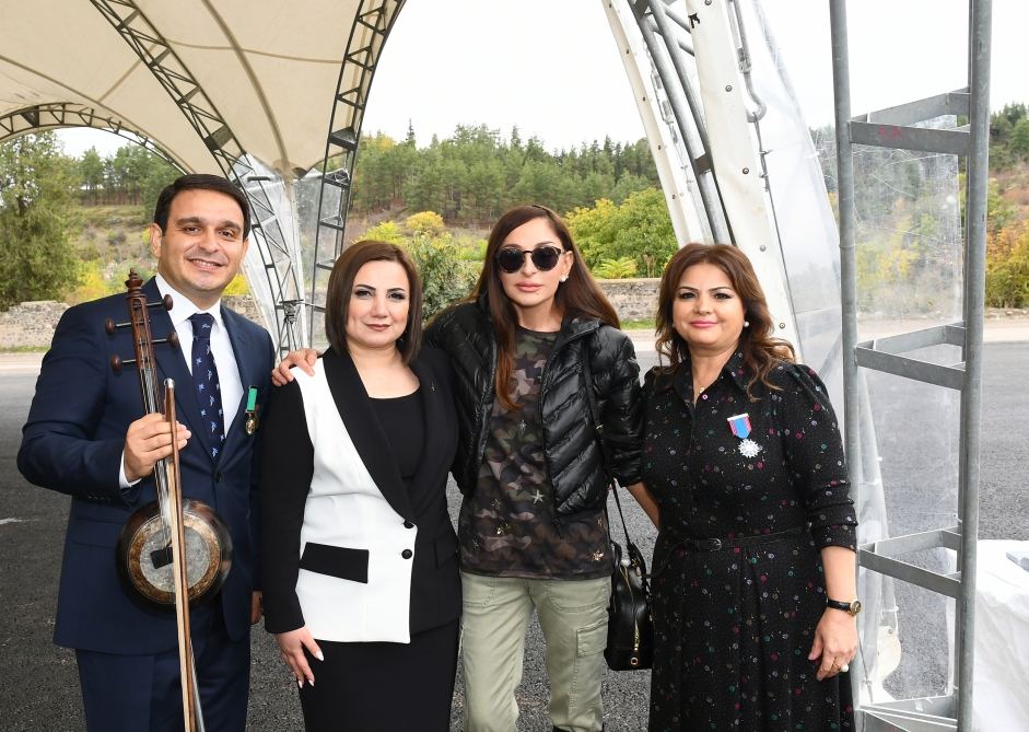 President Ilham Aliyev and First Lady Mehriban Aliyeva meet with members of Zangilan general public (PHOTO)