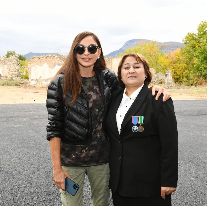President Ilham Aliyev and First Lady Mehriban Aliyeva meet with members of Zangilan general public (PHOTO)
