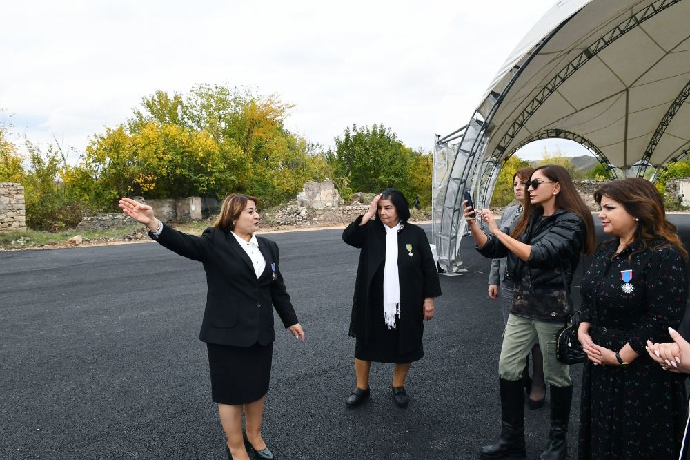President Ilham Aliyev and First Lady Mehriban Aliyeva meet with members of Zangilan general public (PHOTO)